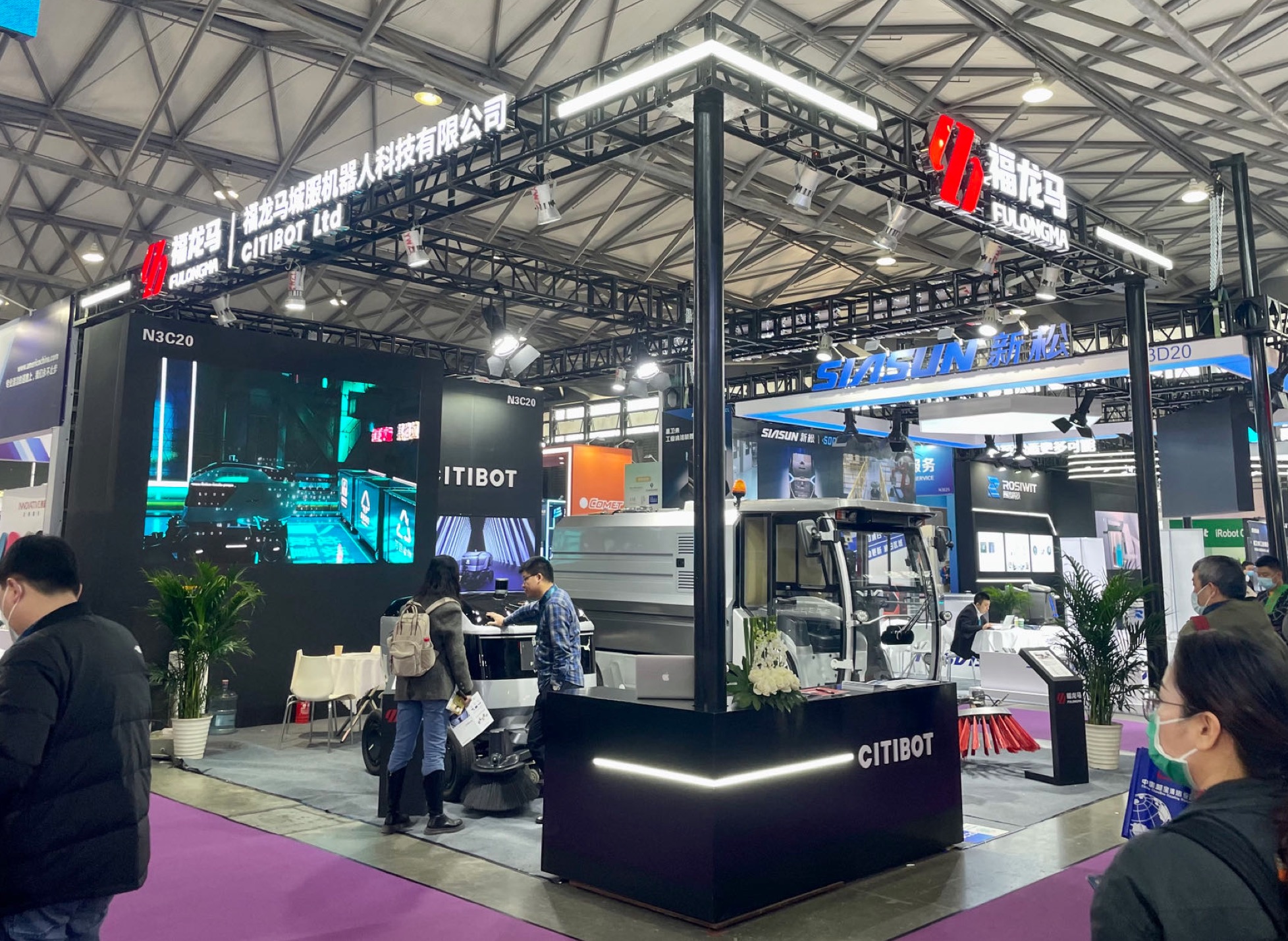 城服机器人惊艳亮相CCE展会，，，滑板底盘无人扫地机器人引关注